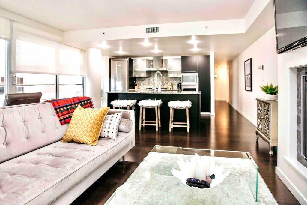 Victoria'S Best Location 2 Bedroom Luxe Condo מראה חיצוני תמונה