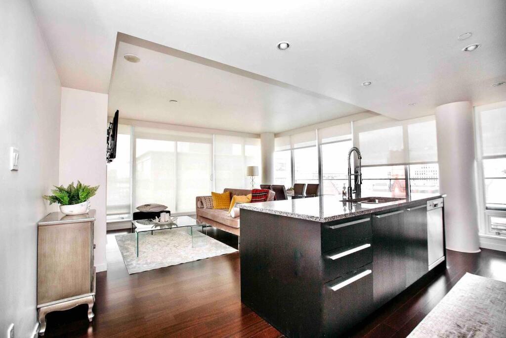 Victoria'S Best Location 2 Bedroom Luxe Condo מראה חיצוני תמונה