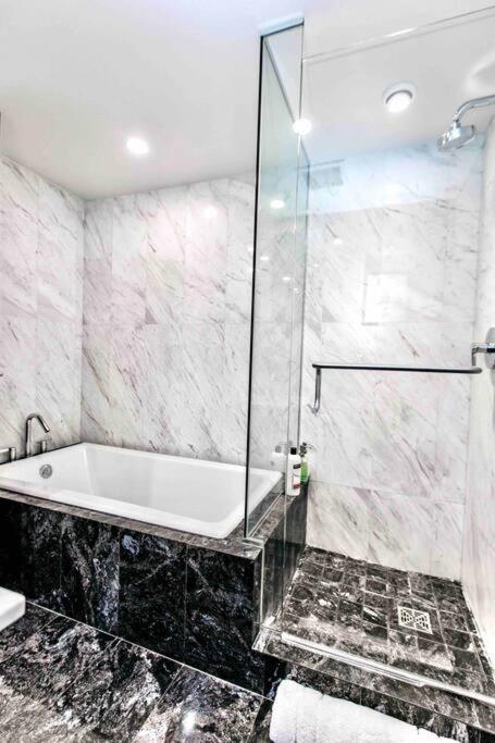 Victoria'S Best Location 2 Bedroom Luxe Condo מראה חיצוני תמונה