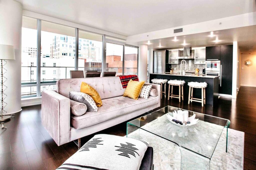 Victoria'S Best Location 2 Bedroom Luxe Condo מראה חיצוני תמונה