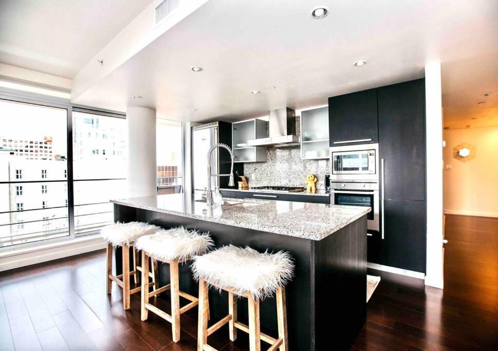 Victoria'S Best Location 2 Bedroom Luxe Condo מראה חיצוני תמונה
