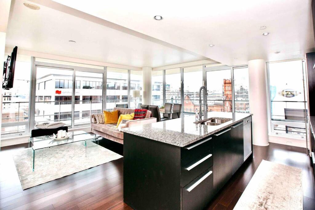 Victoria'S Best Location 2 Bedroom Luxe Condo מראה חיצוני תמונה