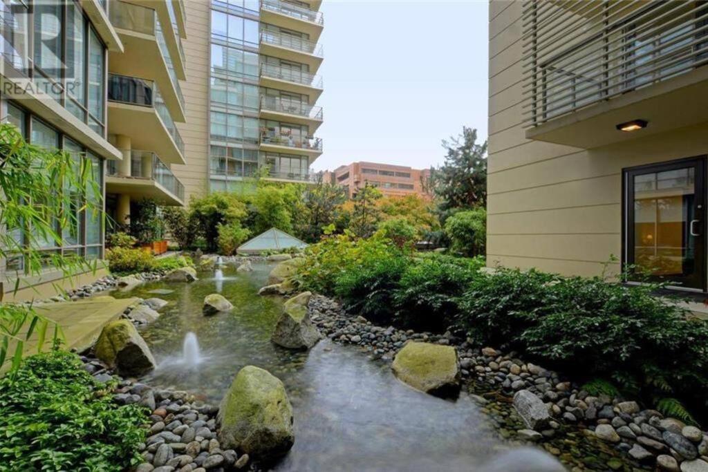 Victoria'S Best Location 2 Bedroom Luxe Condo מראה חיצוני תמונה