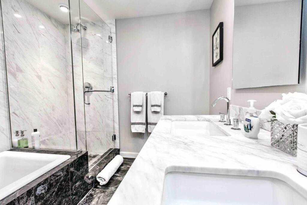 Victoria'S Best Location 2 Bedroom Luxe Condo מראה חיצוני תמונה