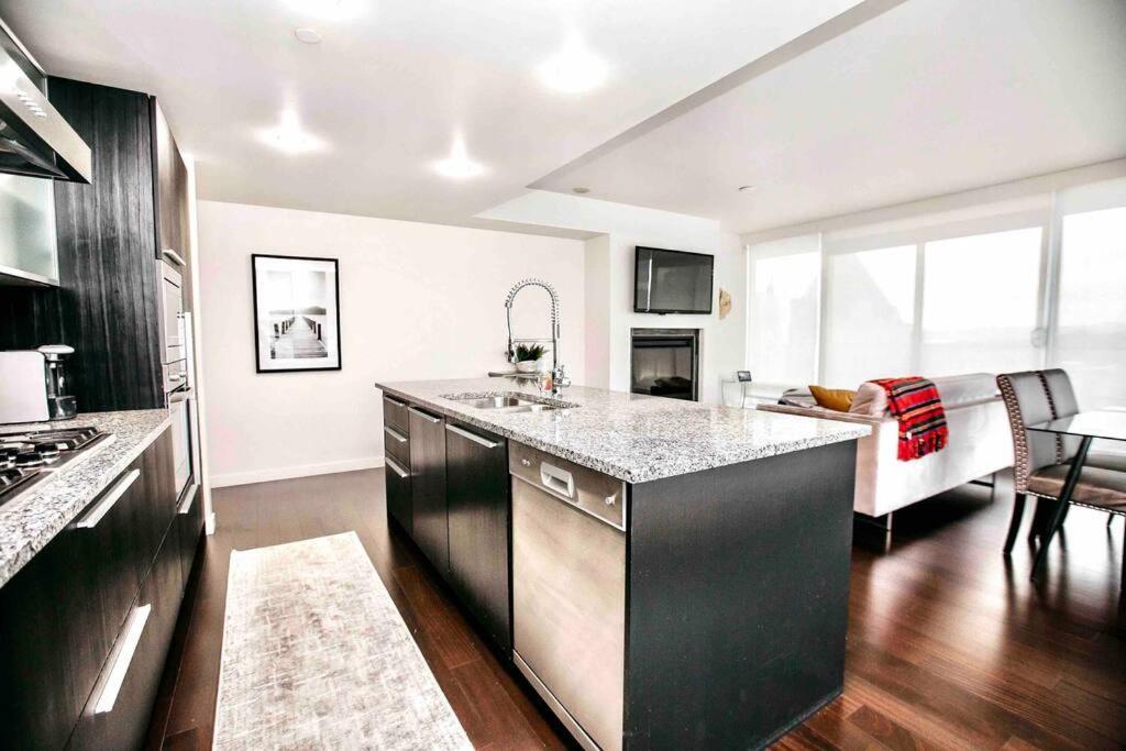 Victoria'S Best Location 2 Bedroom Luxe Condo מראה חיצוני תמונה