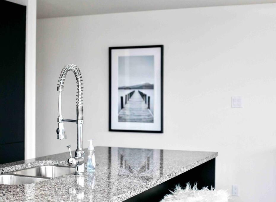 Victoria'S Best Location 2 Bedroom Luxe Condo מראה חיצוני תמונה